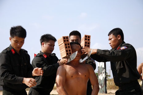 Chuyên gia nước ngoài huấn luyện Cảnh sát cơ động Việt Nam - 8 Phần luyện tập khí công để nâng cao sự dẻo dai, bền bỉ và ý chí kiên cường cho người chiến