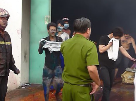 Xưởng sản xuất keo công nghiệp cháy lớn lúc rạng sáng - 4 Khói độc làn tỏa khiến nhiều người chóng mặt