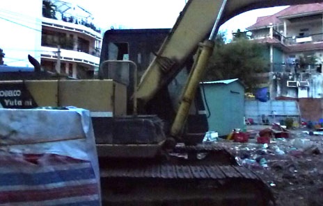 Một nhà dân bị nhóm người bịt mặt ngang nhiên đánh sập - 2 Chiếc máy xúc được sử dụng để đập căn nhà số 201 đậu cách đó vài mét