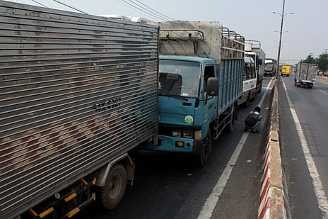 4 ô tô tông nhau liên hoàn trên quốc lộ - 1 4 chiếc xe ô tô tông nhau dây chuyền trên quốc lộ 1A vào chiều 8/3
