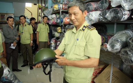 Vớt vát, mũ bảo hiểm “rởm” xả hàng, đại hạ giá - 3 Đã có trên 11.600 mũ bảo hiểm rởm bị lực lượng chức năng thu giữ
