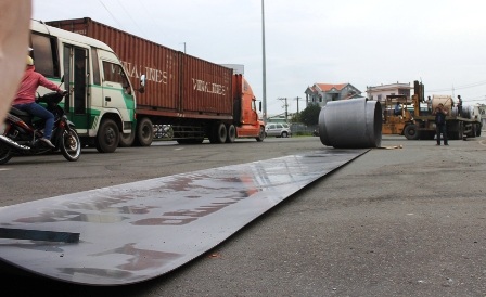 Vụ cuộn sắt rơi trên cầu vượt Trạm 2 (quận Thủ Đức) và khu vực vòng xoay An Lạc (quận Bình Tân)