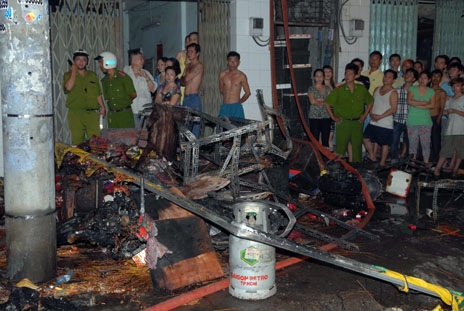 Cháy cửa hàng bán vàng mã, 3 người chết, 2 người bị thương - 5 Bình gas được đưa ra ngoài