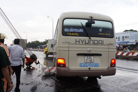 Xe khách bị container tông trúng