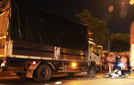 Chiếc xe máy lưu thông ngược chiều vào làn đường ô tô, đâm vào đầu xe tải