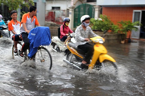 Cơn mưa làm dịu cái nắng oi bức của Sài Gòn 
