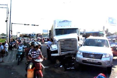 Cận cảnh hiện trường vụ hung thần container đâm 11 xe máy, ôtô