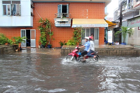 Dù phải bì bõm trong nước nhưng người dân vẫn vui vì được giải nhiệt sau những ngày nắng nóng