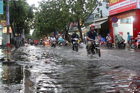 Dù phải bì bõm trong nước nhưng người dân vẫn vui vì được giải nhiệt sau những ngày nắng nóng