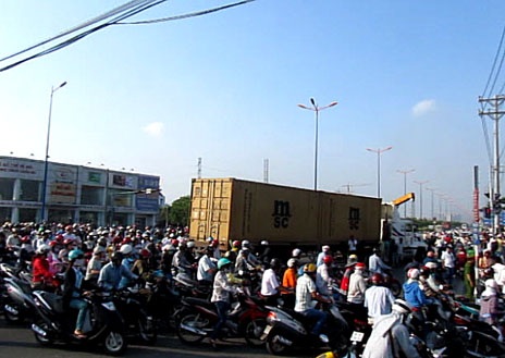 Cận cảnh hiện trường vụ hung thần container đâm 11 xe máy, ôtô