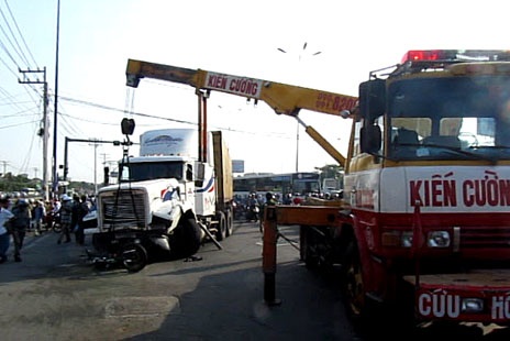 Xe cứu hộ giải tỏa hiện trường. 7 người đã bị thương nặng từ vụ tai nạn nghiêm trọng này