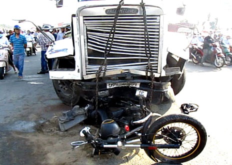 Xe cứu hộ giải tỏa hiện trường. 7 người đã bị thương nặng từ vụ tai nạn nghiêm trọng này