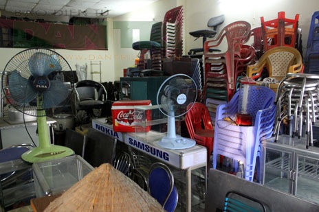 Thâm nhập chợ “mua người chán, bán người cần” giữa lòng Sài Gòn - 2 Bên trong có khá nhiều đồ dùng thiết yếu