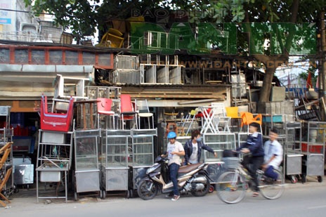 Thâm nhập chợ “mua người chán, bán người cần” giữa lòng Sài Gòn - 1 Một cửa hàng bán đồ cũ tập kết hàng kín cửa nhà