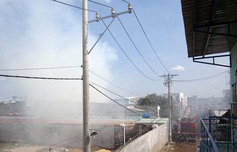 Cột khói bốc cao, lan tỏa ra khu dân cư