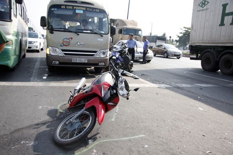 8 chiếc xe máy đã bị hung thần container nghiền nát, vỡ vụn, hư hỏng