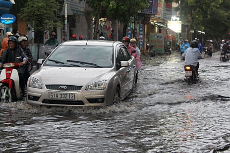 Mưa lớn giải nhiệt những một số tuyến đường đã biến thành sông