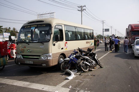 8 chiếc xe máy đã bị hung thần container nghiền nát, vỡ vụn, hư hỏng