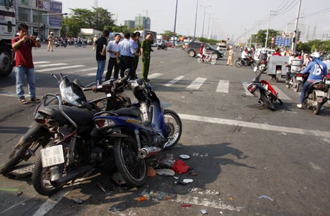 8 chiếc xe máy đã bị hung thần container nghiền nát, vỡ vụn, hư hỏng