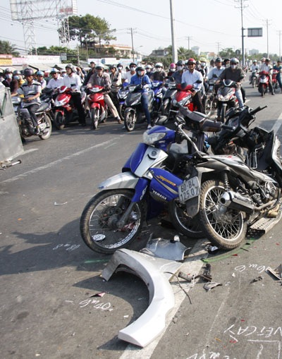 8 chiếc xe máy đã bị hung thần container nghiền nát, vỡ vụn, hư hỏng