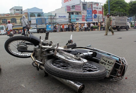 Xe tải “đại náo” vòng xuyến, 1 người chết, 3 người bị thương - 1 Hiện trường vụ tai nạn sáng 20/4 khiến 4 người thương vong