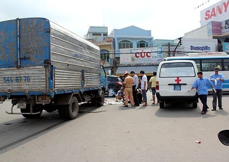 Xe tải “đại náo” vòng xuyến, 1 người chết, 3 người bị thương - 2 Xe cứu thương chuyển xác nạn nhân đi khỏi hiện trường