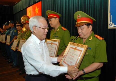 “Căng mình” trấn áp tội phạm - 2 Cảnh sát cơ động tuần tra, kiểm soát về đêm tại TP.HCM.