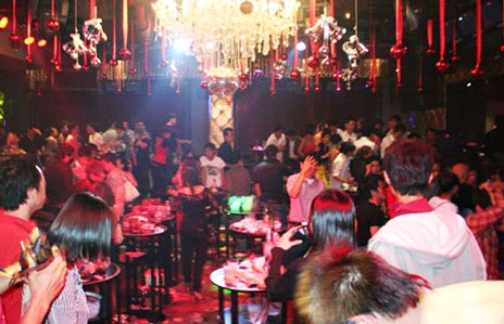 Lực lượng chức năng kiểm tra một quán bar núp bóng trong nhà hàng