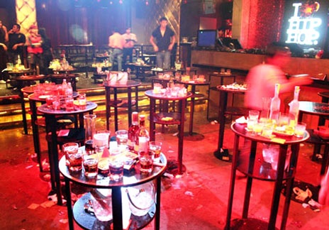 Lực lượng chức năng kiểm tra một quán bar núp bóng trong nhà hàng