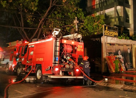 Cháy phòng trà ngay trung tâm thành phố - 5 Xe cứu hỏa có mặt tại hiện trường, dập tắt kịp thời đám cháy