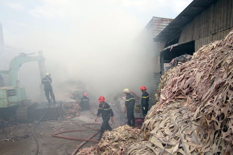 Lính cứu hỏa tiếp cận đám cháy