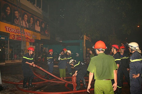 Cháy phòng trà ngay trung tâm thành phố - 2 Hiện trường vụ cháy phòng trà ngay trung tâm thành phố
