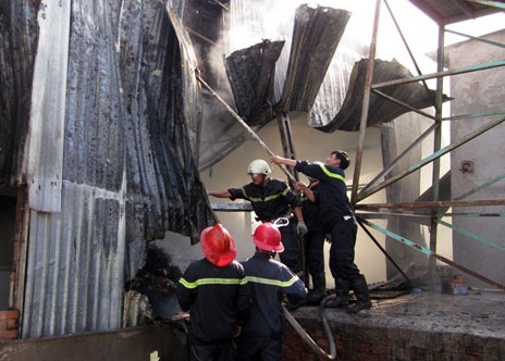 Lính cứu hỏa tiếp cận đám cháy