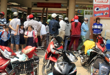 Truy tìm “nữ quái” bắt cóc học sinh trấn lột tài sản - 1 Phụ huynh không nên đeo trang sức giá trị cho trẻ nhỏ.