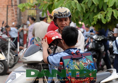 Đội mũ bảo hiểm cho trẻ em: Trách nhiệm của cha mẹ! - 8 Đội mũ bảo hiểm cho trẻ là trách nhiệm của người lớn, bảo vệ an toàn cho con em mình