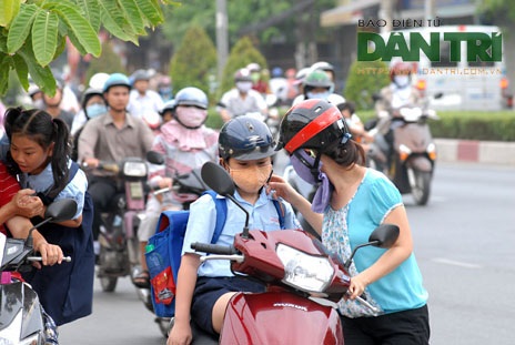 Đội mũ bảo hiểm cho trẻ em: Trách nhiệm của cha mẹ! - 4 Đội mũ bảo hiểm cho trẻ là trách nhiệm của người lớn, bảo vệ an toàn cho con em mình