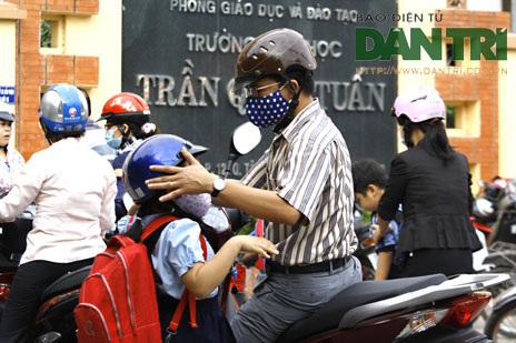 Đội mũ bảo hiểm cho trẻ em: Trách nhiệm của cha mẹ! - 5 Đội mũ bảo hiểm cho trẻ là trách nhiệm của người lớn, bảo vệ an toàn cho con em mình