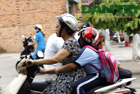 Đội mũ bảo hiểm cho trẻ em: Trách nhiệm của cha mẹ! - 6 Đội mũ bảo hiểm cho trẻ là trách nhiệm của người lớn, bảo vệ an toàn cho con em mình