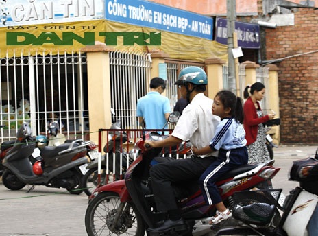 Đội mũ bảo hiểm cho trẻ em: Trách nhiệm của cha mẹ! - 2 Nhiều phụ huynh chưa chú trọng đến sự an nguy của con em mình