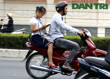 Đội mũ bảo hiểm cho trẻ em: Trách nhiệm của cha mẹ! - 13 Trung Kiên - Quốc Anh