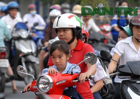 Đội mũ bảo hiểm cho trẻ em: Trách nhiệm của cha mẹ! - 14 Trung Kiên - Quốc Anh