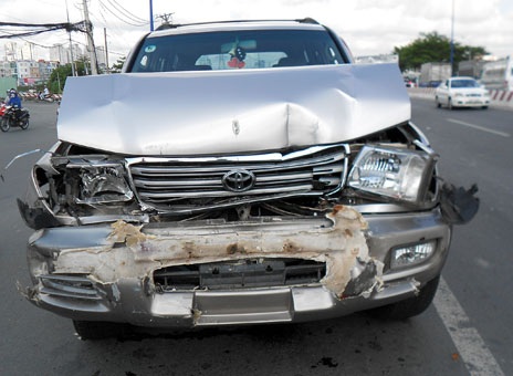 Một xe ô tô hư hỏng sau vụ tai nạn