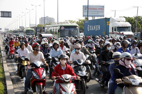 Các phương tiện ùn lại trên xa lộ Hà Nội hướng về cầu Sài Gòn