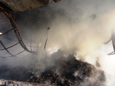 Nhà xưởng đổ sập, khói vẫn nghi ngút bốc lên