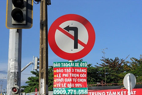 “Choáng” với quảng cáo đào tạo lái xe... đậu 99% - 4 Một quảng cáo đào tạo lái xe nằm ngay dưới biển báo giao thông tại ngã tư Bảy Hiền (quận Tân Bình)