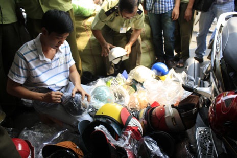 TP.HCM: Thu giữ hơn 3.000 mũ bảo hiểm rởm - 1 Hàng ngàn mũ bảo hiểm rởm tiếp tục bị thu giữ