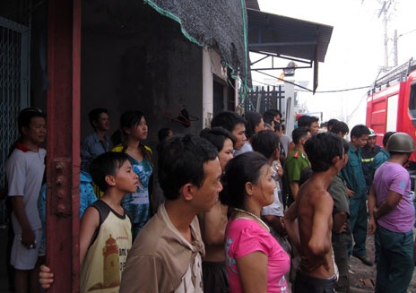 Nhiều người dân phải di tản ra khỏi khu vực bị khói phủ