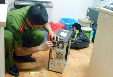 Đánh sập tập đoàn kinh doanh trái phép trò chơi trực tuyến - 1 Công an niêm phong các tài liệu liên quan đến vụ án.