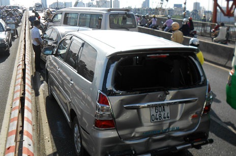 Hiện trường 1 trong 4 sự cố giao thông xảy ra trên cầu Sài Gòn sáng 17/4