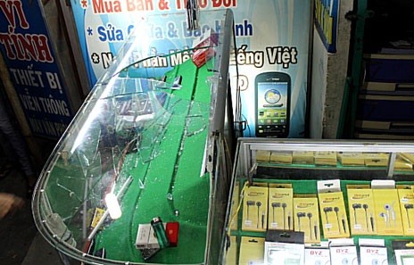 Tủ kính chứa điện thoại bị bọn cướp đập bể lấy đi 2 điện thoại iPhone 3GS